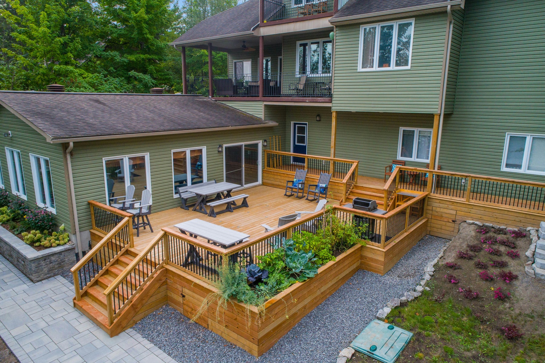 Transform Your Outdoor Space: DIY Deck Design and Decorating Tip